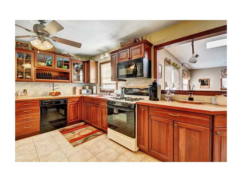 14 Paupock Run Westerly, RI 02891 - Photo 5 of 25 Kitchen.