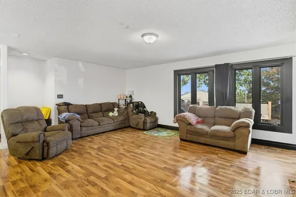 $385,000 | 749 Hwy D, Kaiser, MO 65047