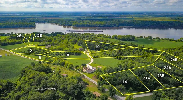 $39,900 | 14 Riverview Drive, Golden Eagle, IL 62036