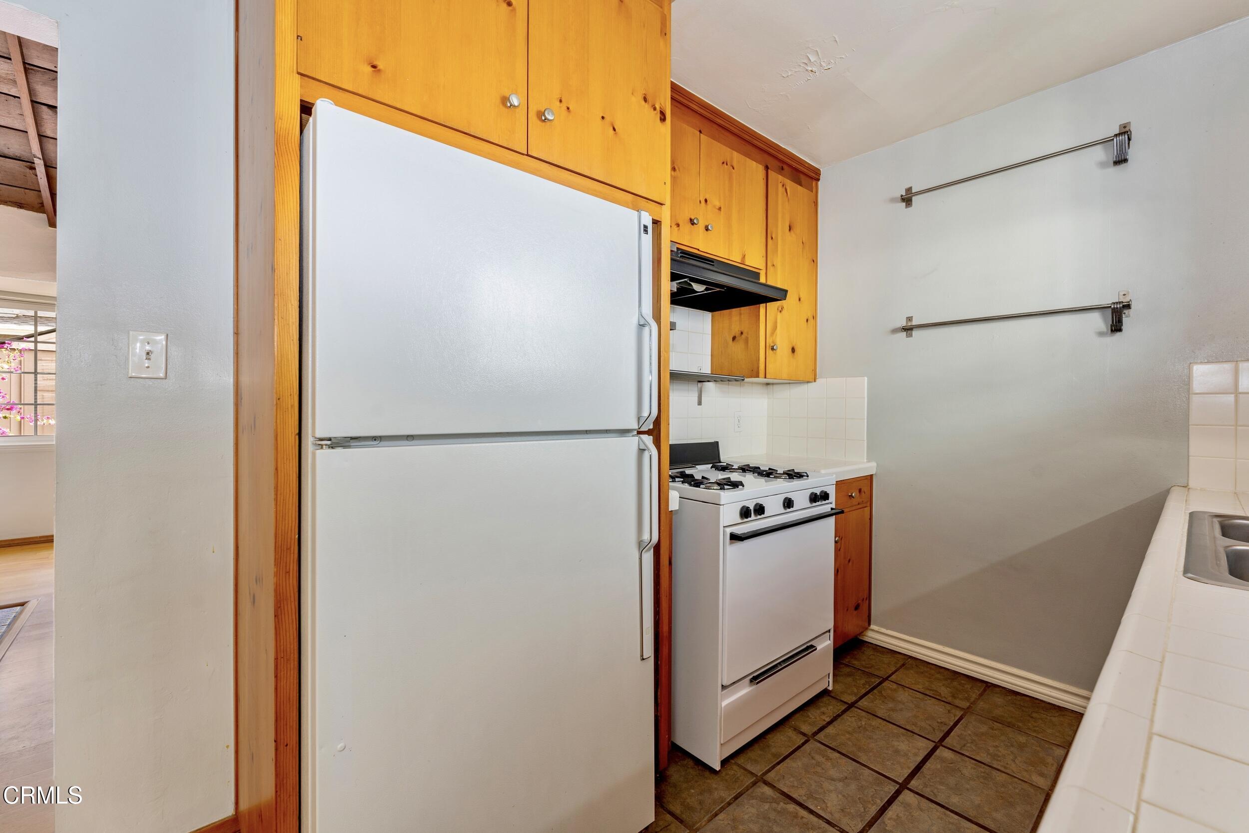 419 West Riverside Drive Burbank, CA 91506 - Photo 16 of 74 9