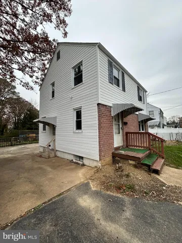 a view of a house with a yard and garage