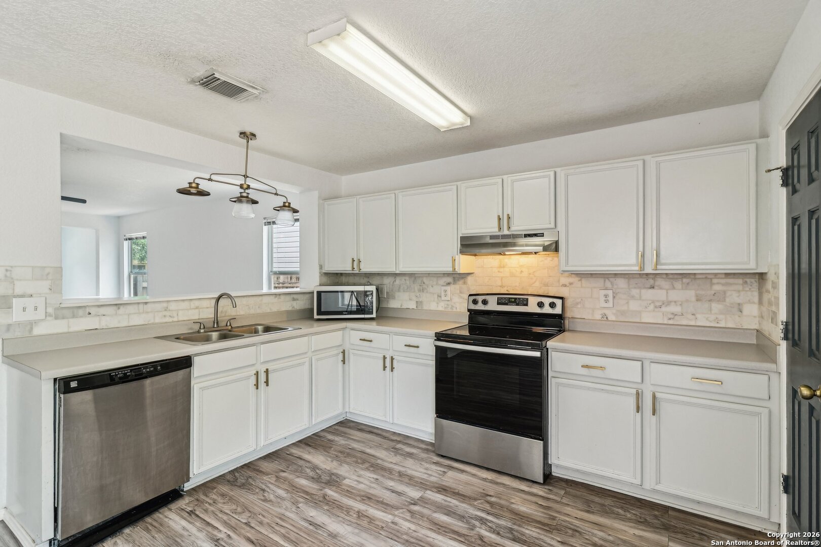 87 Kenrock Ridge San Antonio, TX 78254 - Photo 15 of 50 a kitchen with a sink stove and cabinets