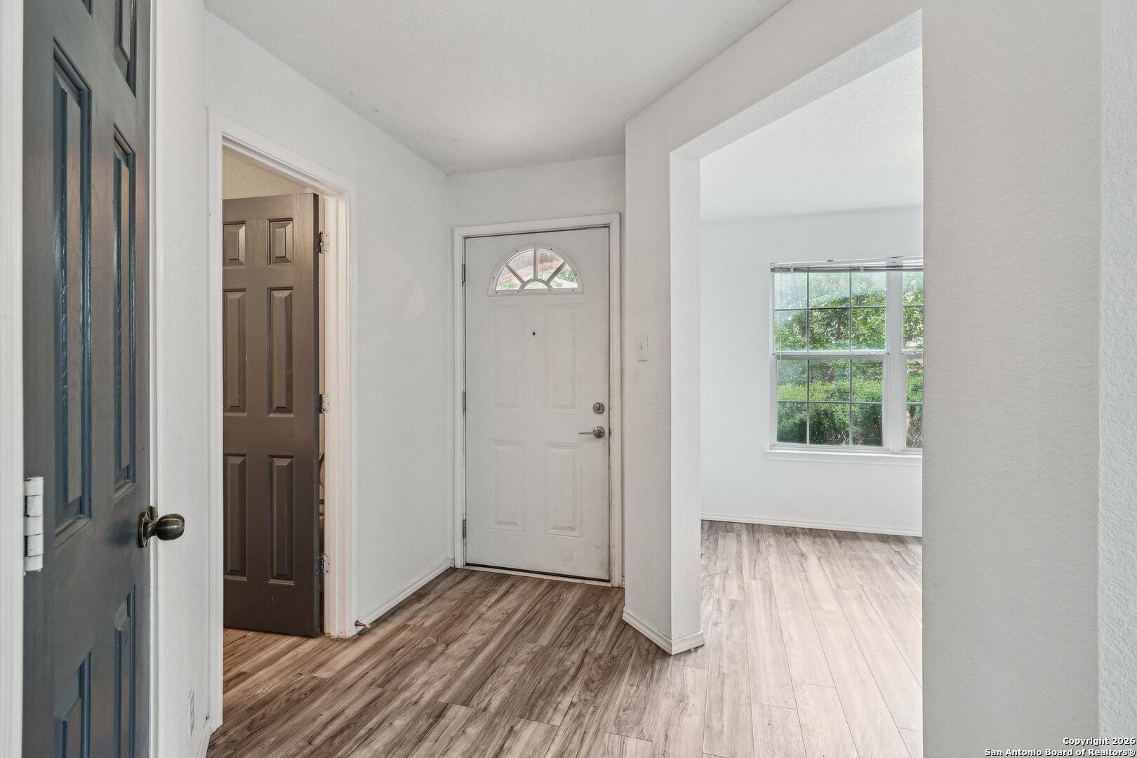 87 Kenrock Ridge San Antonio, TX 78254 - Photo 4 of 50 a view of a hallway with wooden floor and a bathroom