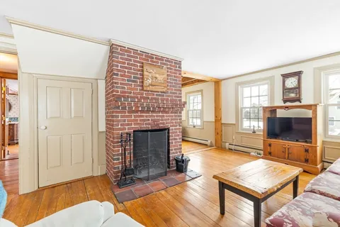 $385,000 | 8 Washington Street, Mendon, MA 01756