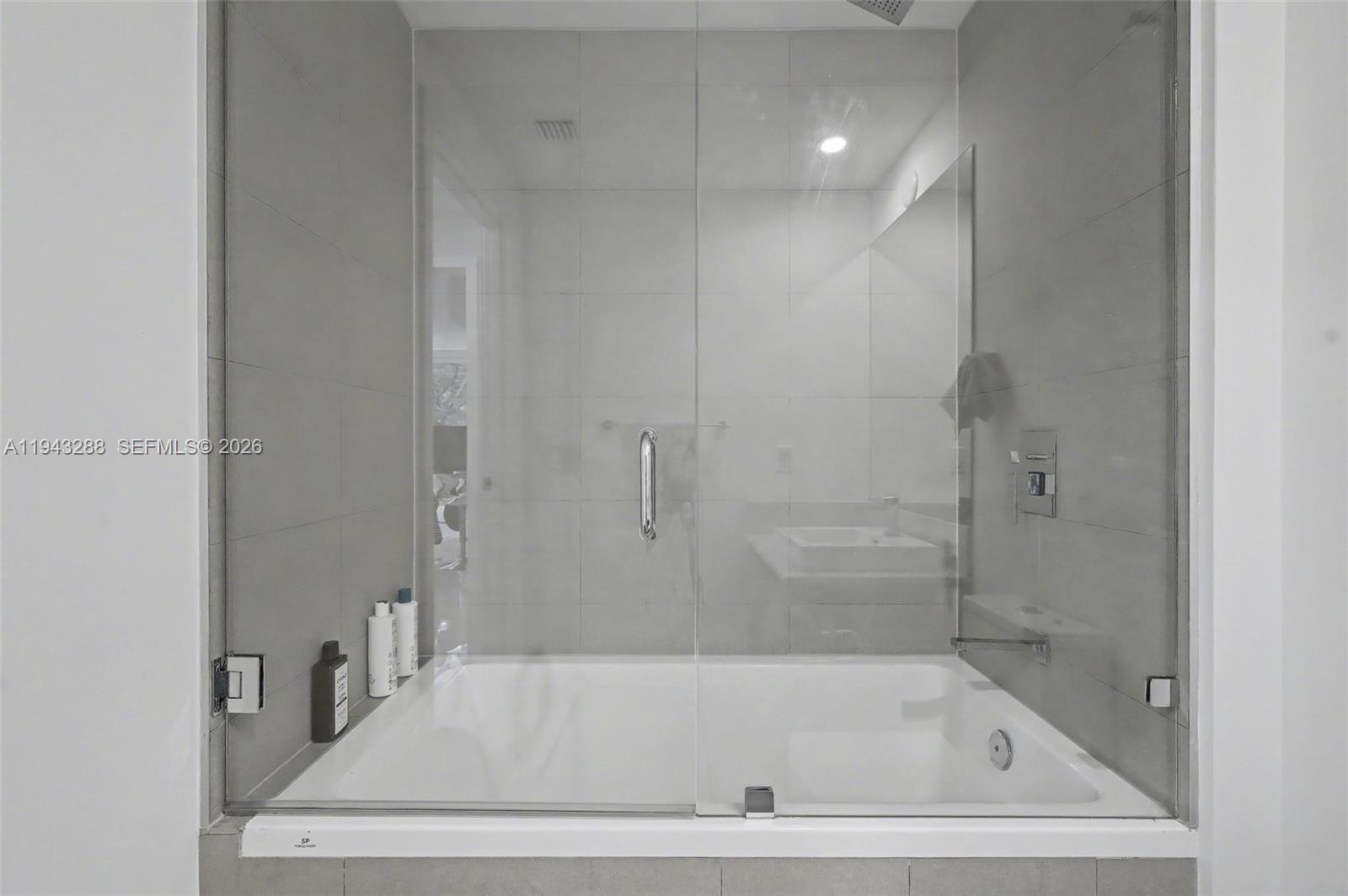 1080 Brickell Avenue, Unit 209 Miami, FL 33131 - Photo 19 of 37 a bathroom with a bath tub