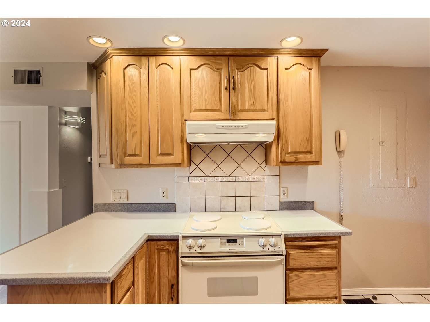 4009 Southeast View Acres Road Milwaukie, OR 97267 - Photo 12 of 37 a kitchen with a stove and a refrigerator