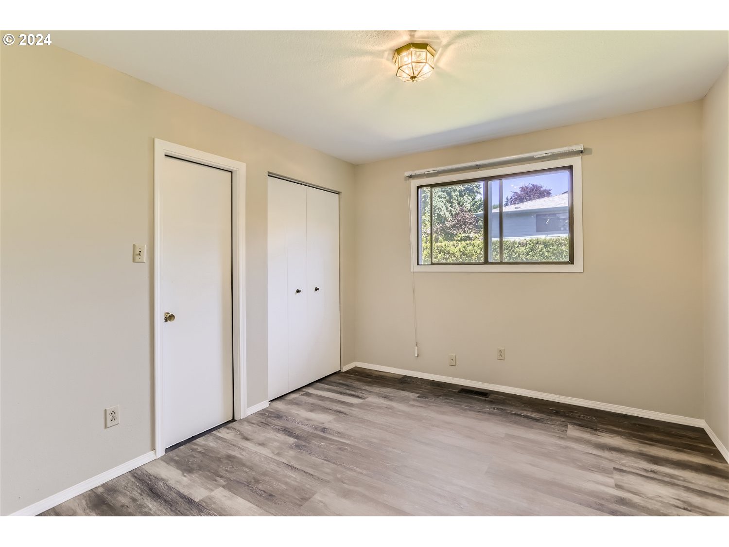 4009 Southeast View Acres Road Milwaukie, OR 97267 - Photo 16 of 37 wooden floor in an empty room