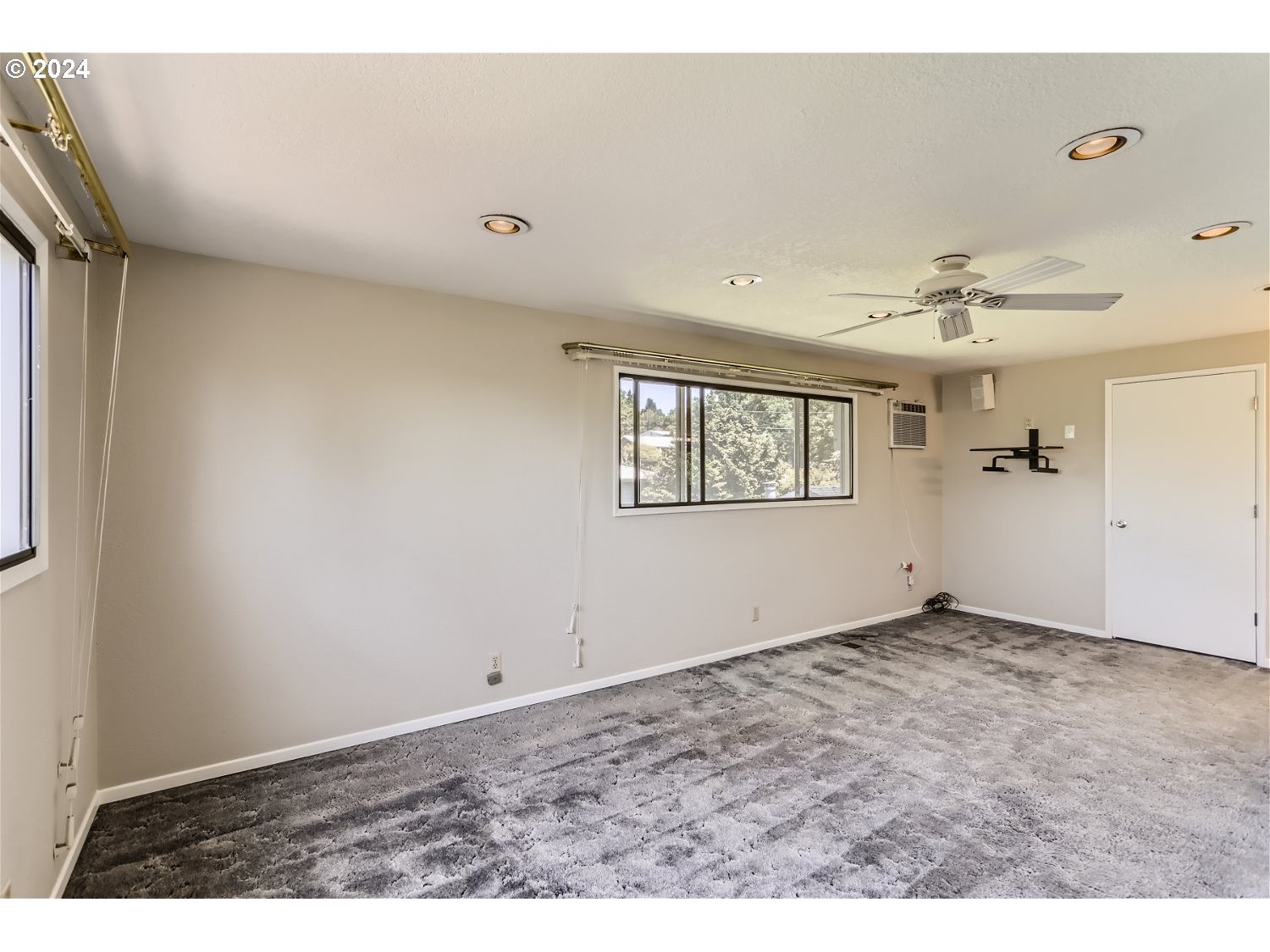 4009 Southeast View Acres Road Milwaukie, OR 97267 - Photo 19 of 37 a view of an empty room with a window