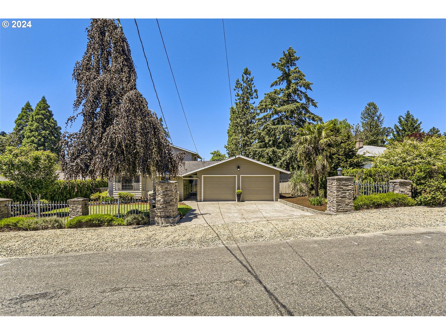 4009 Southeast View Acres Road Milwaukie, OR 97267 - Photo 2 of 37 a front view of a house with a yard