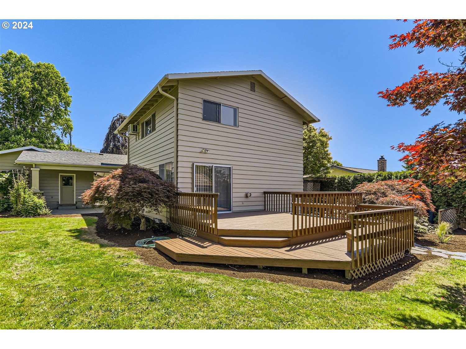 4009 Southeast View Acres Road Milwaukie, OR 97267 - Photo 25 of 37 a view of a house with backyard and a garden
