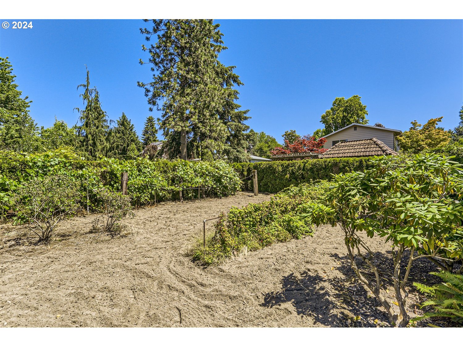 4009 Southeast View Acres Road Milwaukie, OR 97267 - Photo 32 of 37 a view of a garden