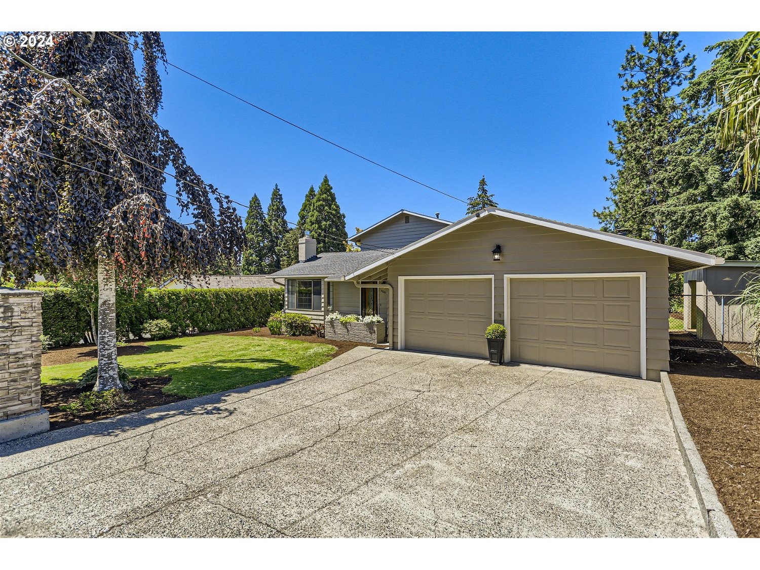 4009 Southeast View Acres Road Milwaukie, OR 97267 - Photo 4 of 37 a front view of a house with a yard and garage