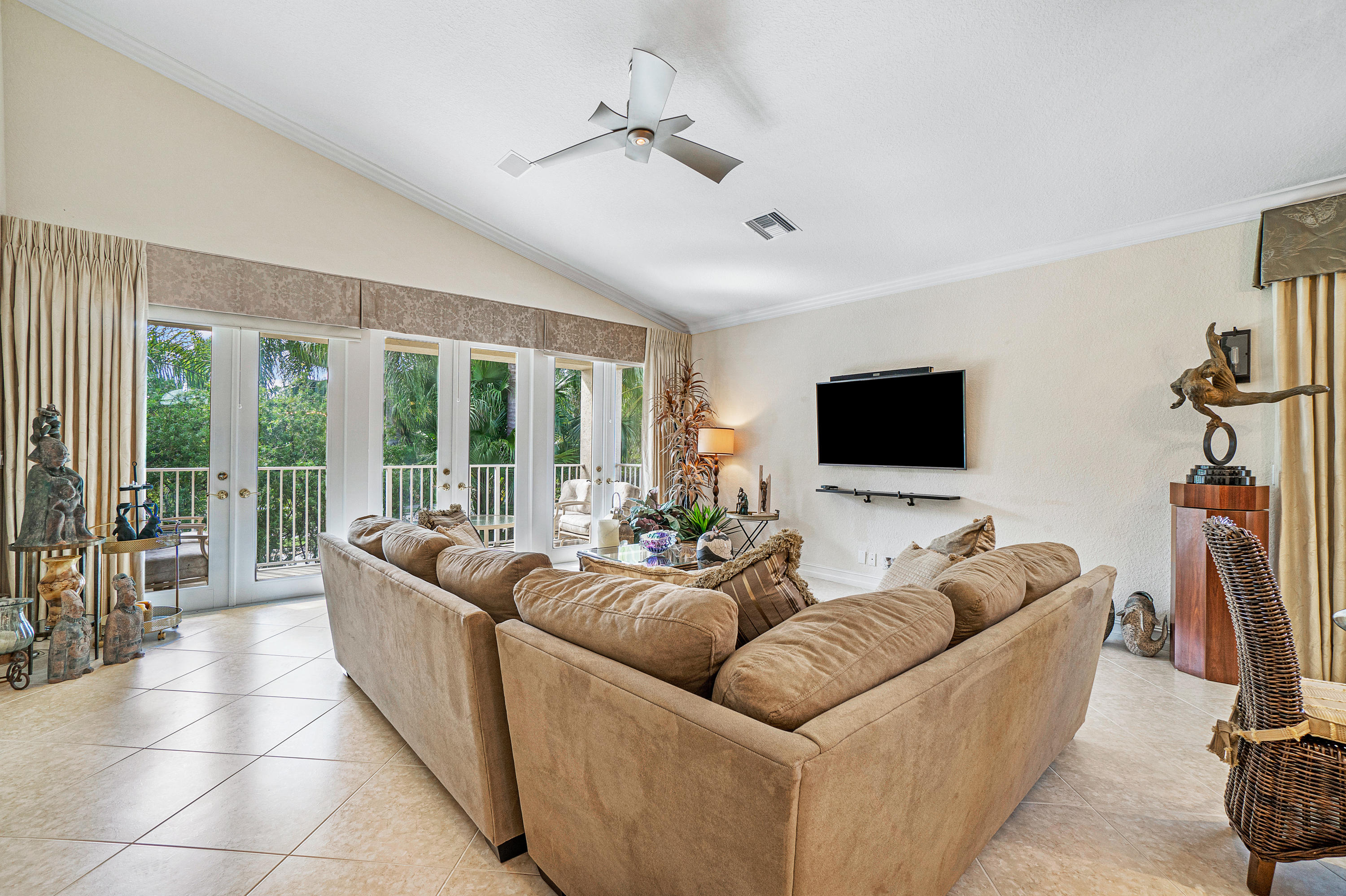 6160 Island Bend, Unit D Boca Raton, FL 33496 - Photo 2 of 25 Family Room
