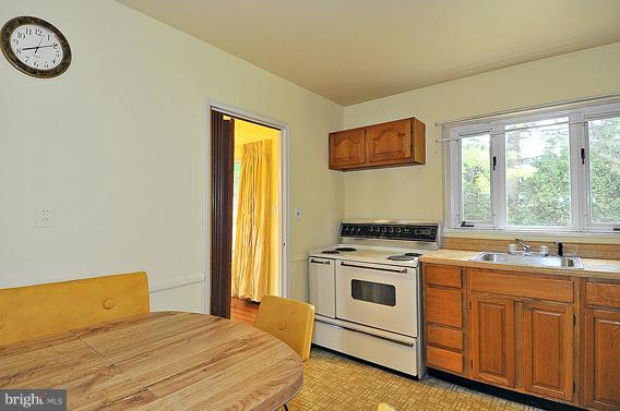 928 Vanderwood Road Catonsville, MD 21228 - Photo 7 of 17 Kitchen