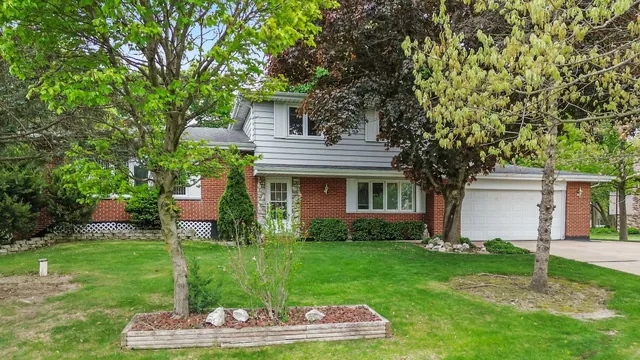 $299,900 | 2841 East Pine Drive, Crete, IL 60417