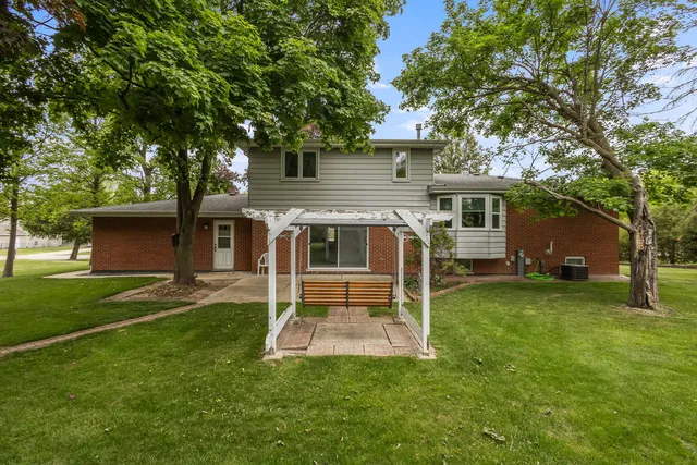 $299,900 | 2841 East Pine Drive, Crete, IL 60417