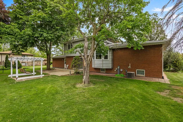 $299,900 | 2841 East Pine Drive, Crete, IL 60417