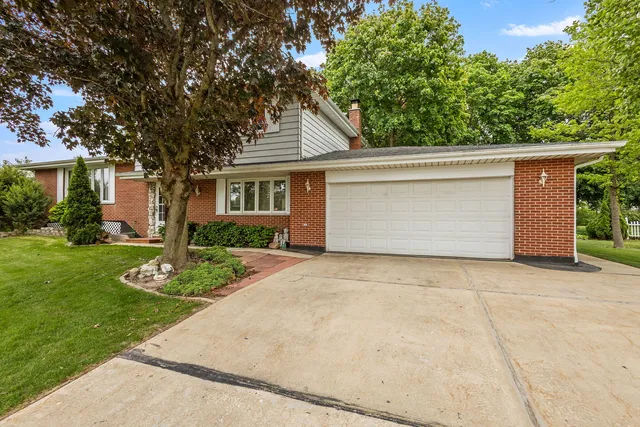 $299,900 | 2841 East Pine Drive, Crete, IL 60417