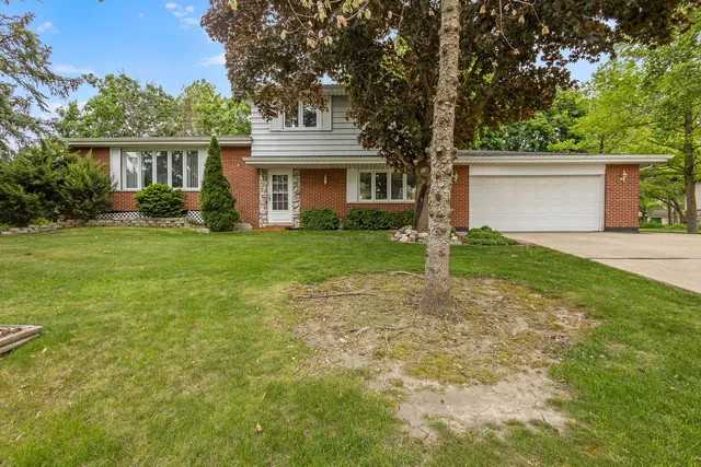 $299,900 | 2841 East Pine Drive, Crete, IL 60417