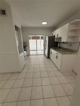 $2,600 | 3262 West 70th Street, Unit 101, Hialeah, FL 33018