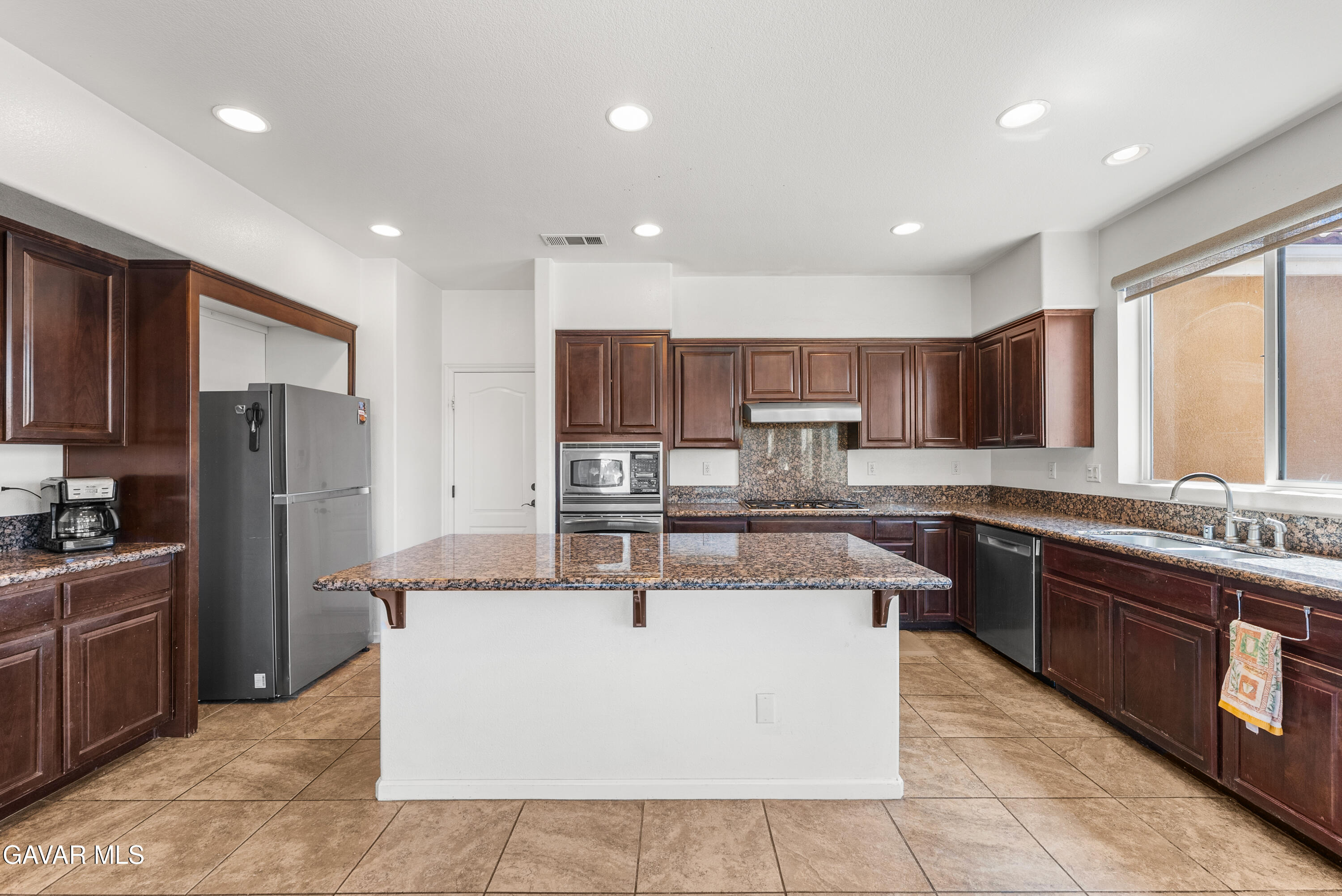 658 Lago Lindo Road Palmdale, CA 93550 - Photo 31 of 91 a large kitchen with stainless steel appliances granite countertop a stove a sink a refrigerator and a oven