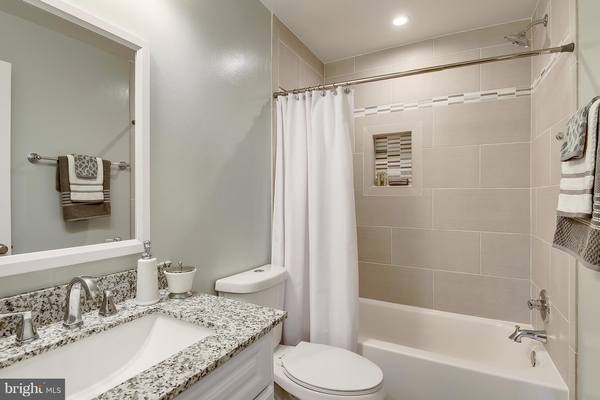 1126 Kensington Road McLean, VA 22101 - Photo 18 of 29 Upper Level Bath