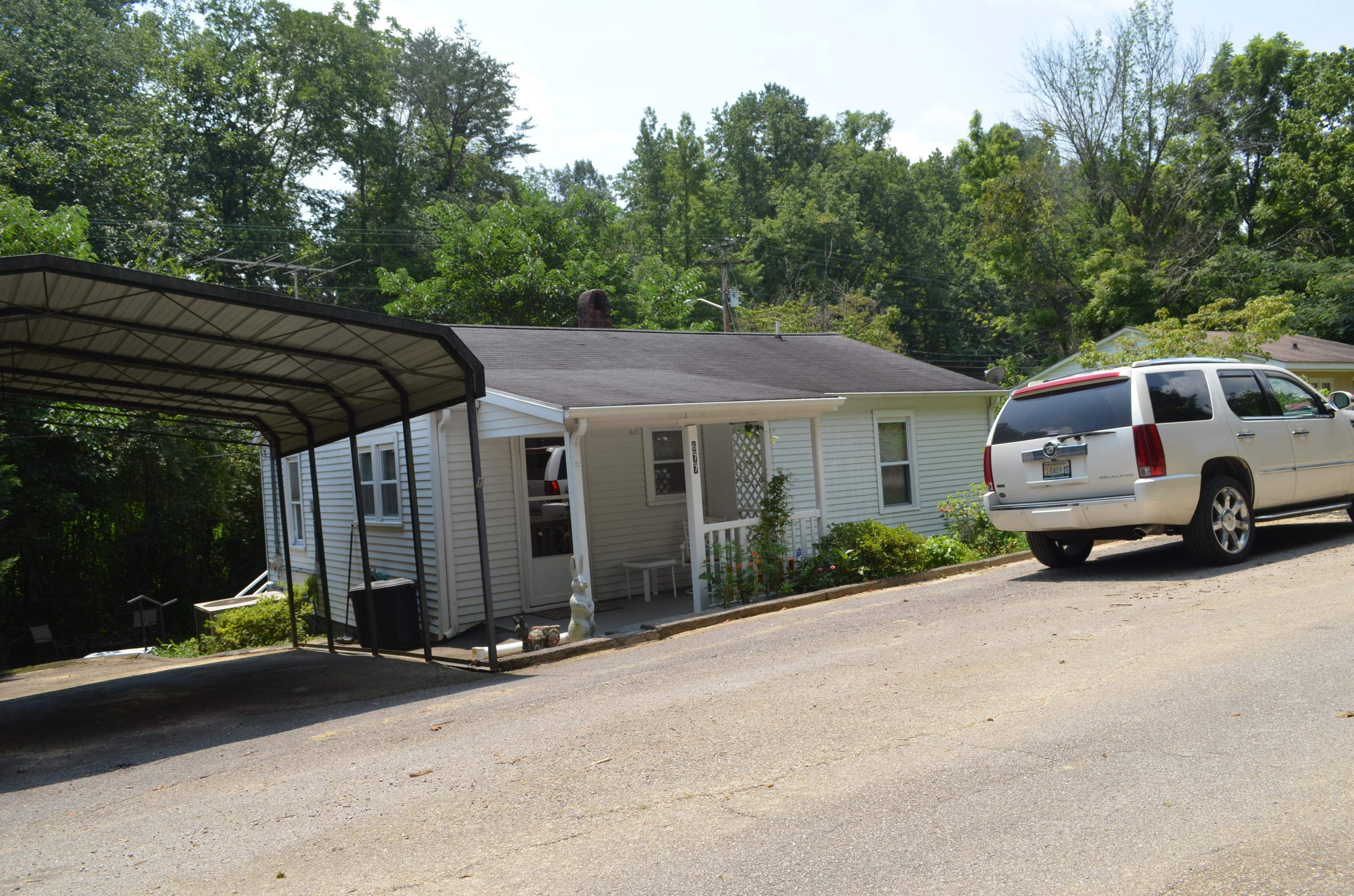 677 Hen Valley Road Oliver Springs, TN 37840 - Photo 2 of 16 677henvalleyFRT