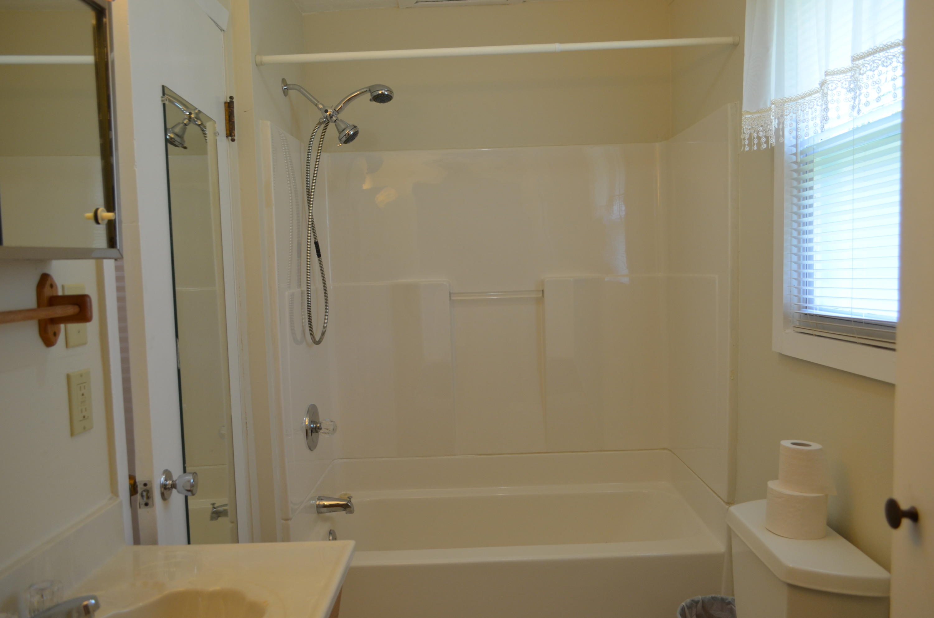 677 Hen Valley Road Oliver Springs, TN 37840 - Photo 9 of 16 677henvalleybath