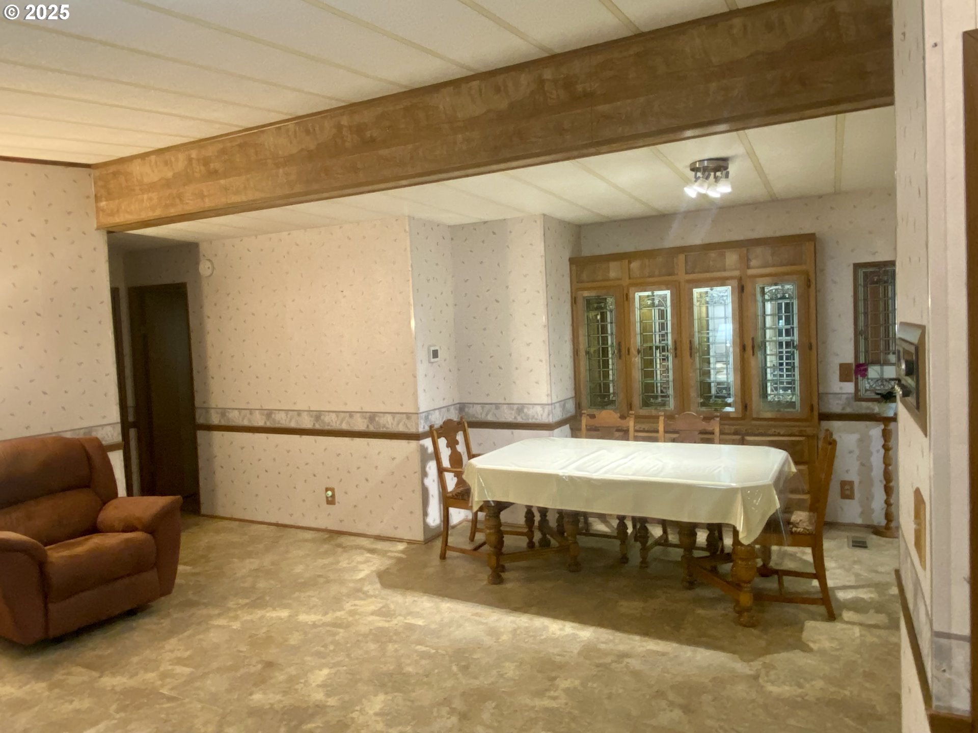 7858 Southeast King Road, Unit 7 Milwaukie, OR 97222 - Photo 14 of 31 a room with a table and chairs