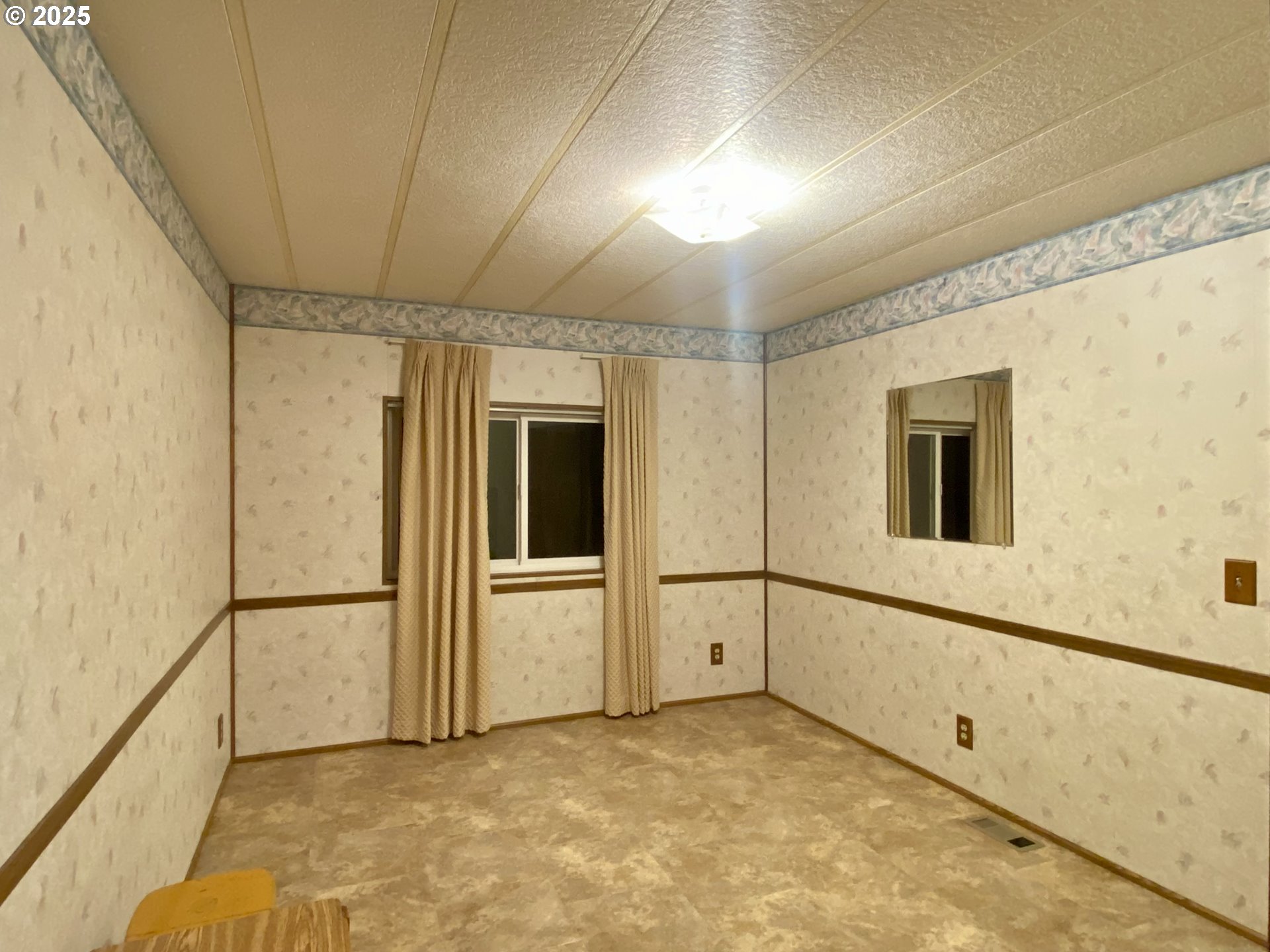 7858 Southeast King Road, Unit 7 Milwaukie, OR 97222 - Photo 22 of 31 a view of a hallway with a white walls