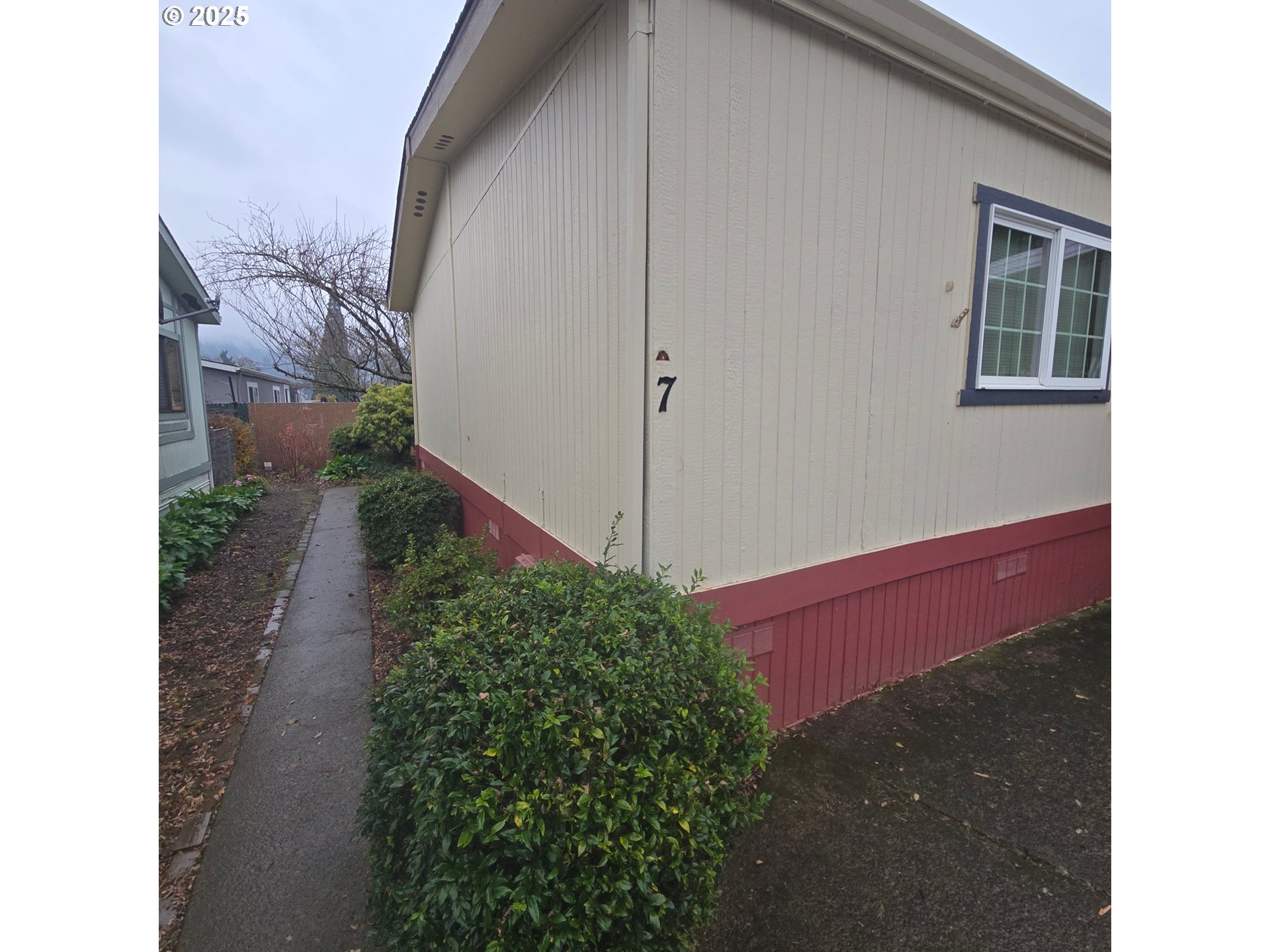 7858 Southeast King Road, Unit 7 Milwaukie, OR 97222 - Photo 4 of 31 a view of a backyard