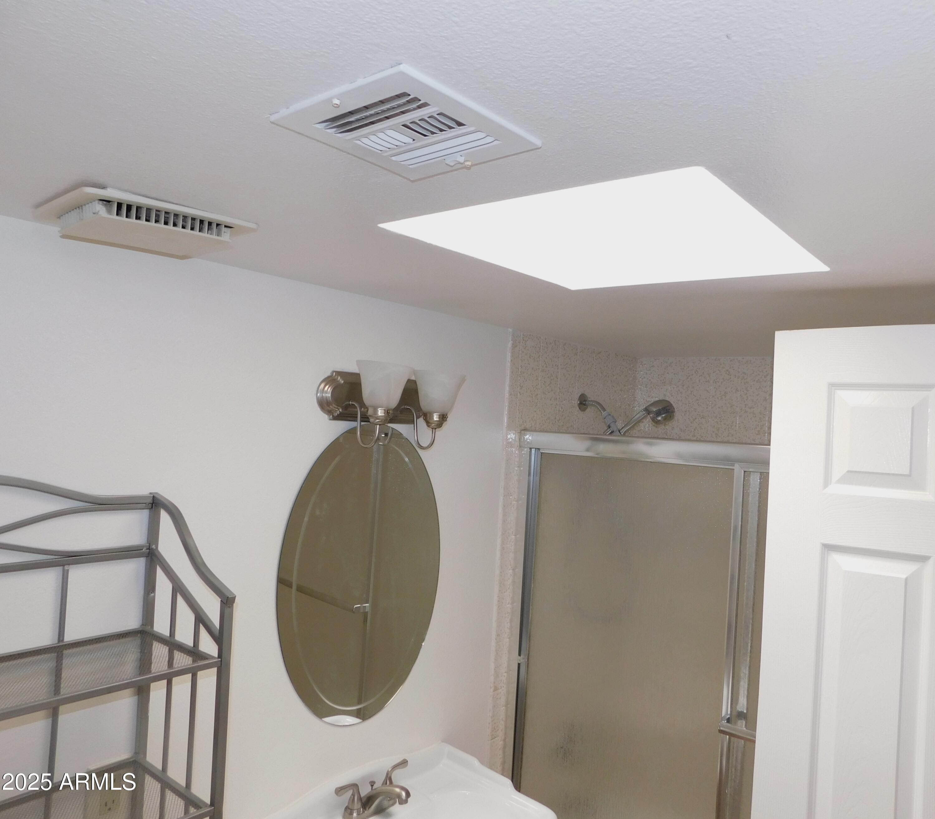 520 South Evergreen Road Tempe, AZ 85288 - Photo 13 of 24 a bathroom with a sink and mirror