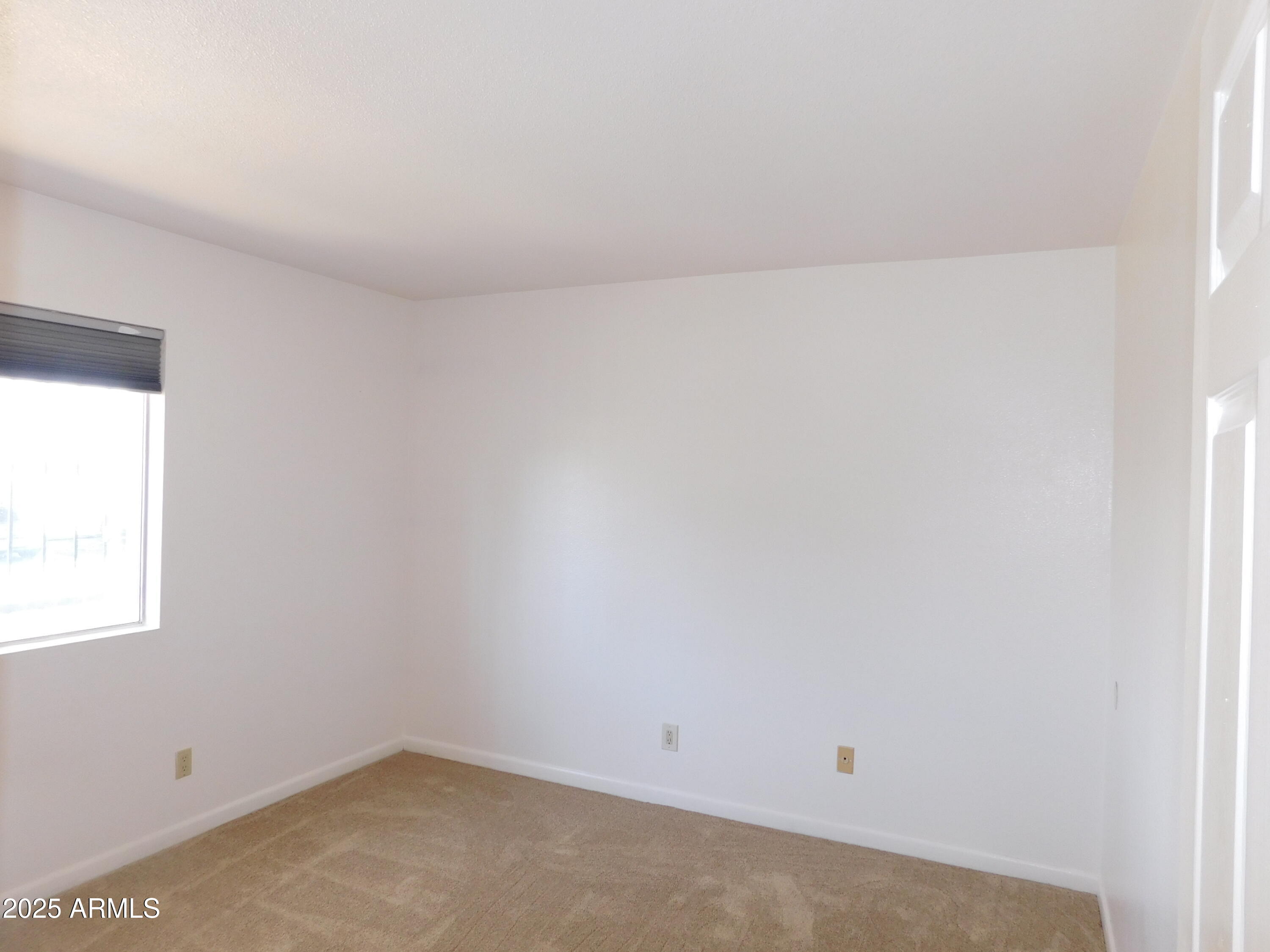 520 South Evergreen Road Tempe, AZ 85288 - Photo 21 of 24 an empty room with a window