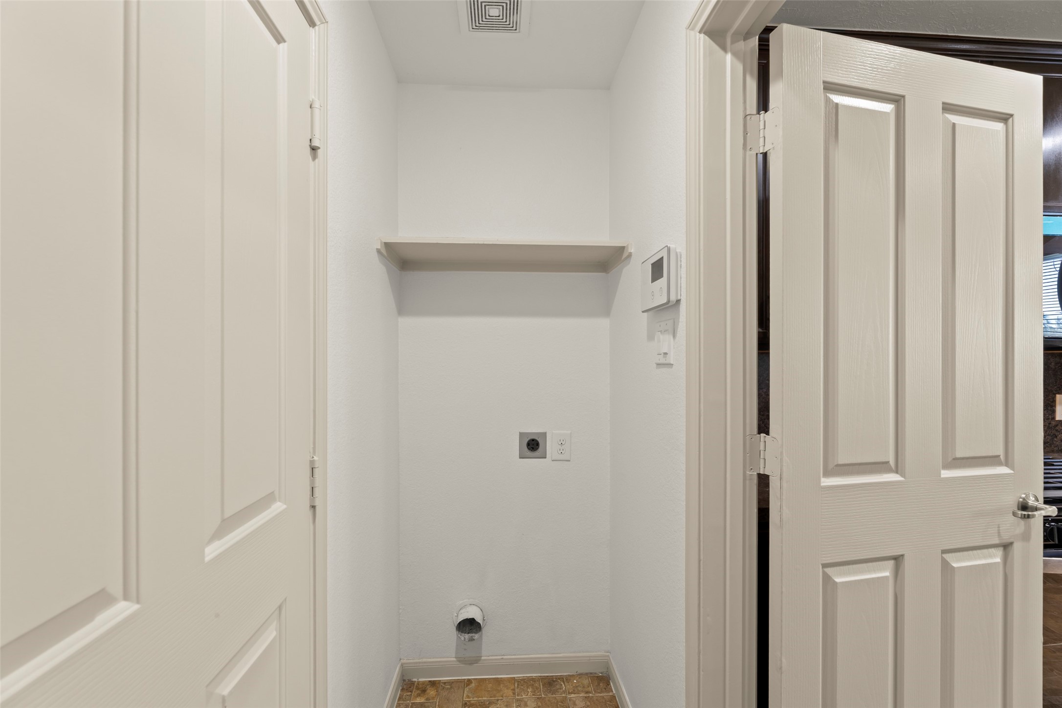 3406 Inverness Path Lane Houston, TX 77053 - Photo 14 of 34 a bathroom with a bathtub