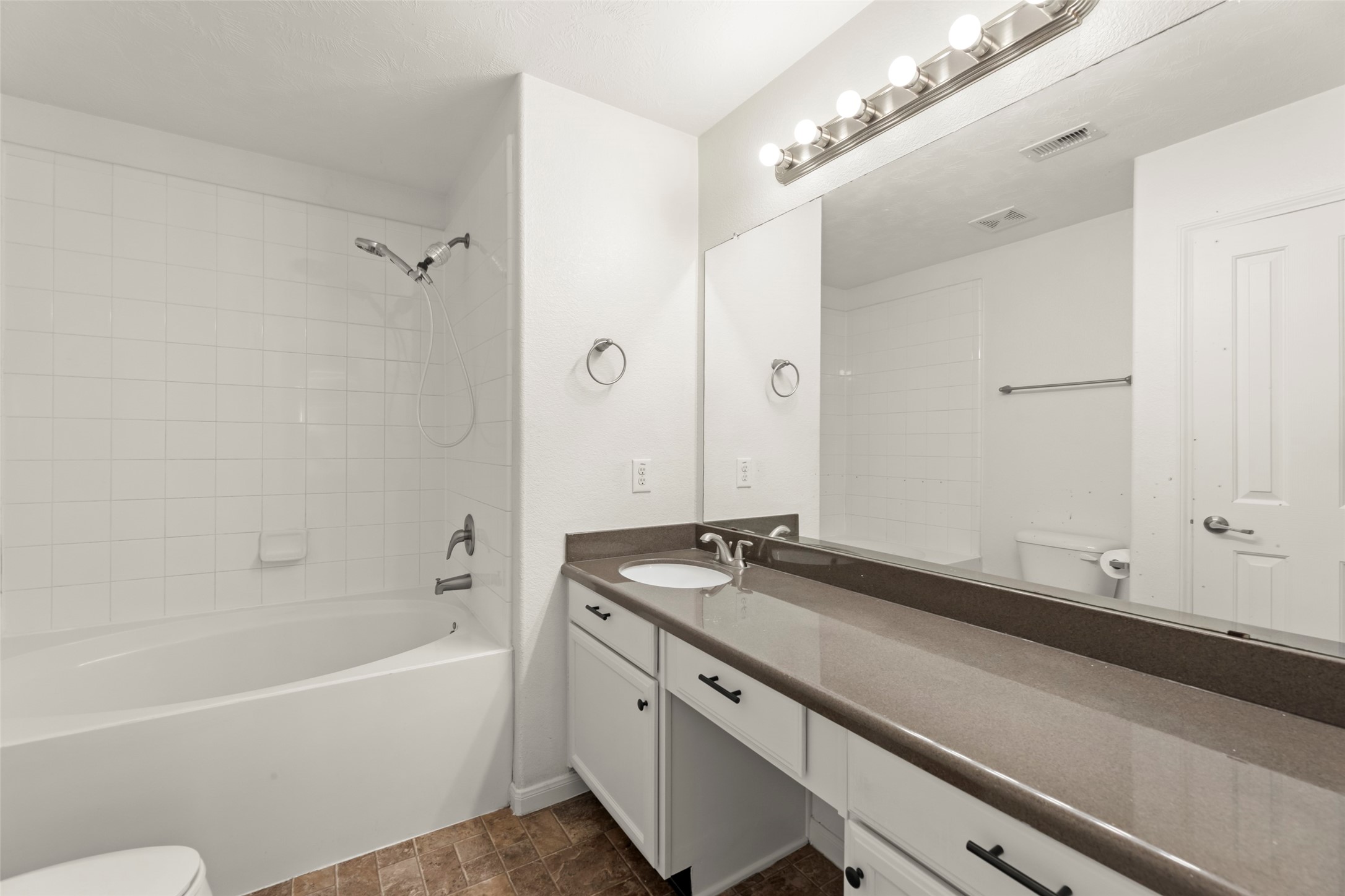 3406 Inverness Path Lane Houston, TX 77053 - Photo 28 of 34 a bathroom with a bathtub and a sink