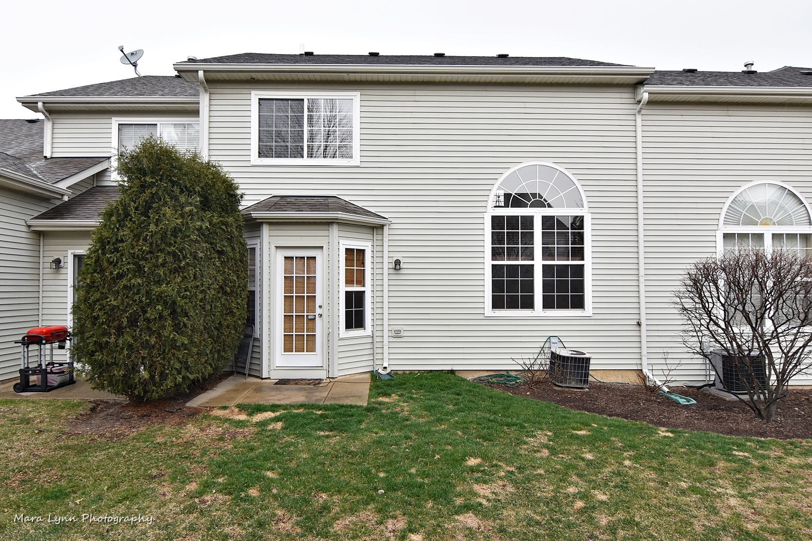 47 Rolling Oaks Road, Unit B Sugar Grove, IL 60554 - Photo 20 of 22 a front view of a house with a yard