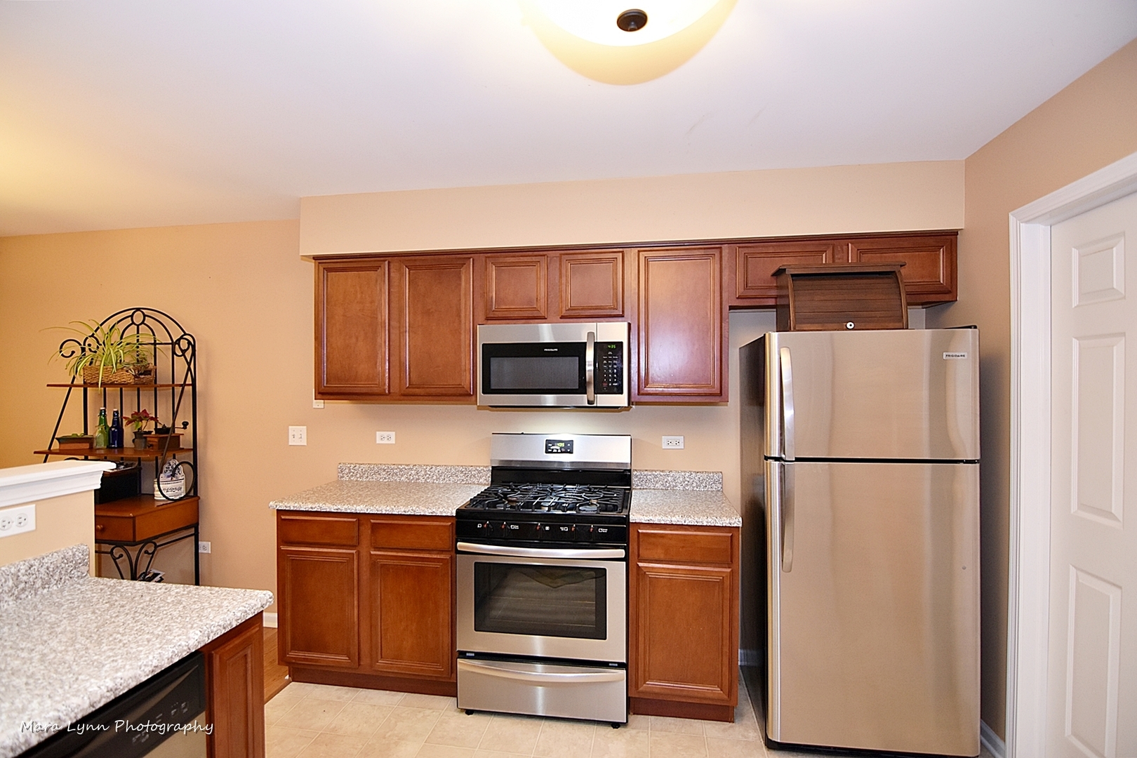 47 Rolling Oaks Road, Unit B Sugar Grove, IL 60554 - Photo 10 of 22 a kitchen with stainless steel appliances a refrigerator stove and microwave