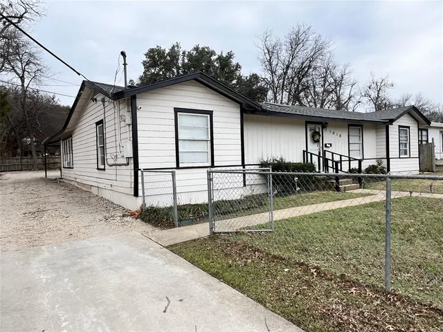 $240,000 | 1018 East Elm Street, Hillsboro, TX 76645