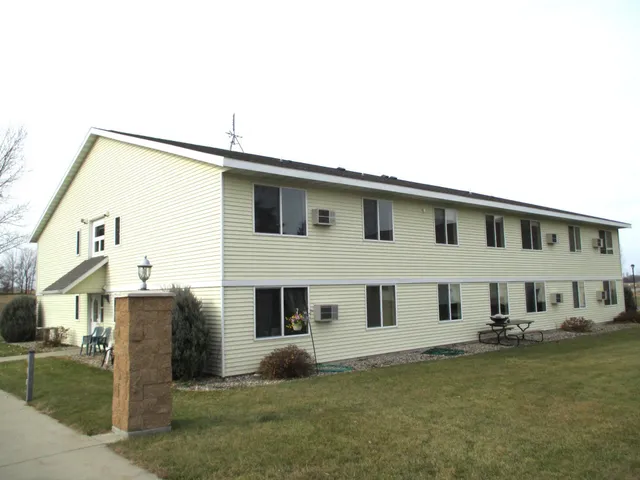$633 | 480 West Main Street, Unit B8, Osakis, MN 56360