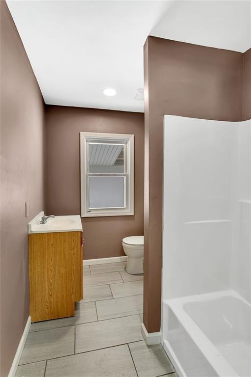 742 Jackson Road Apollo, PA 15613 - Photo 15 of 20 a bathroom with a bathtub and toilet
