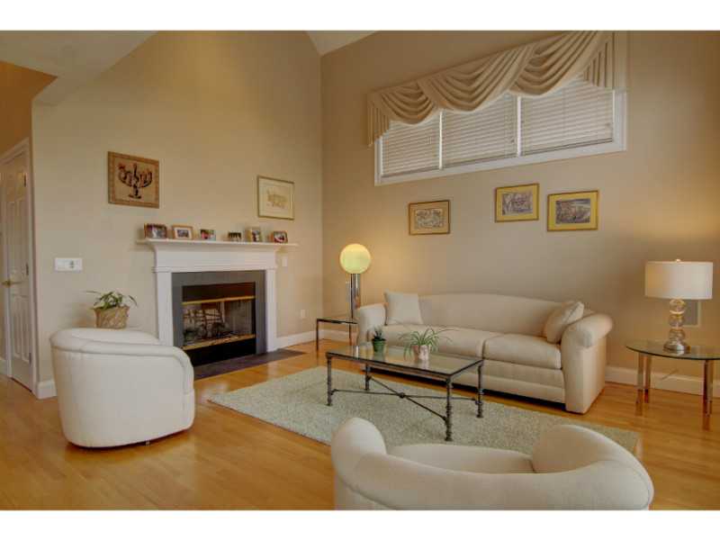 19 Channel View, Unit 1 Warwick, RI 02889 - Photo 11 of 25 Living Room.
