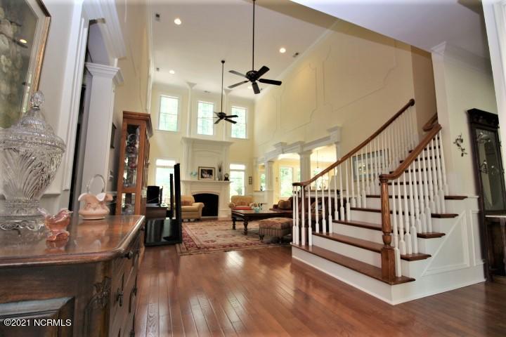 25 Gables Road New Bern, NC 28562 - Photo 11 of 52 entry to living room