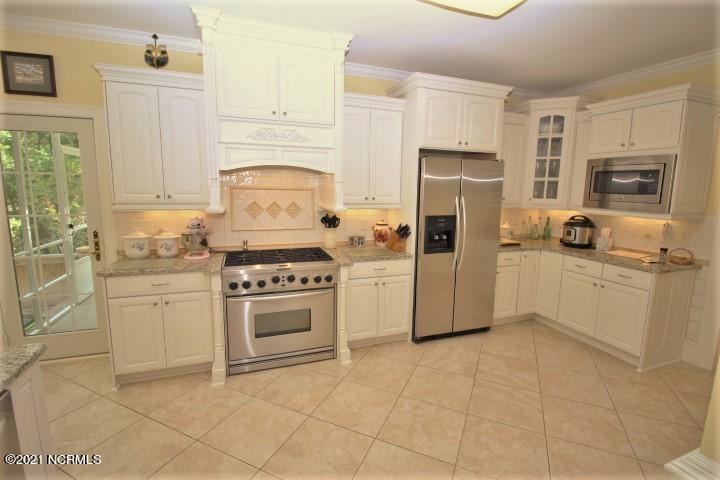 25 Gables Road New Bern, NC 28562 - Photo 19 of 52 luxury kitchen