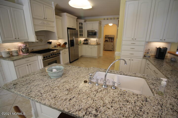 25 Gables Road New Bern, NC 28562 - Photo 21 of 52 view to mud & laundry
