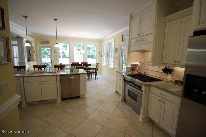25 Gables Road New Bern, NC 28562 - Photo 25 of 52 luxury kitchen