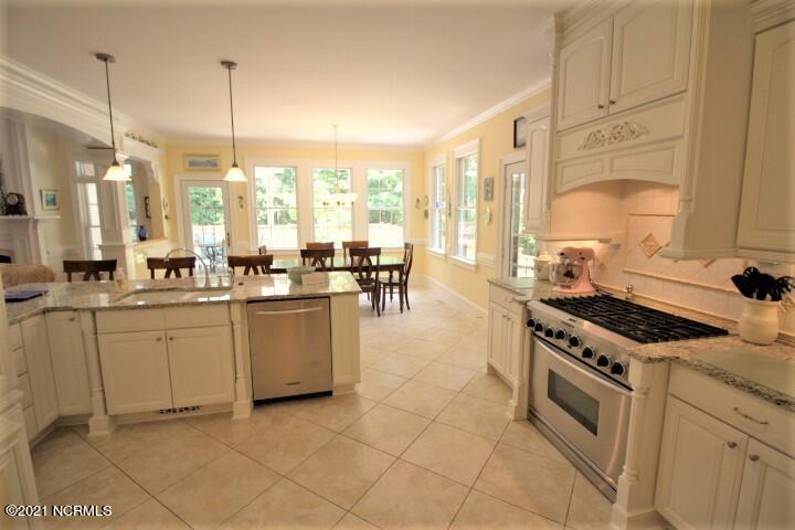 25 Gables Road New Bern, NC 28562 - Photo 27 of 52 luxury kitchen view to pool