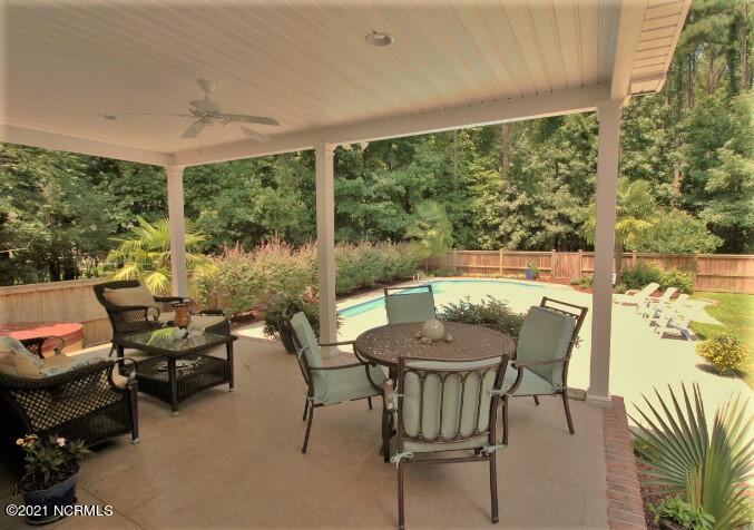 25 Gables Road New Bern, NC 28562 - Photo 3 of 52 covered porch overlooking pool