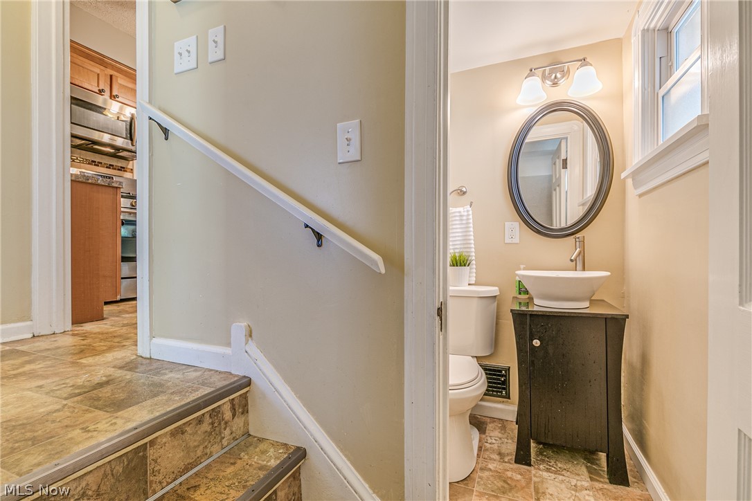 2168 Barrington Road Cleveland, OH 44118 - Photo 16 of 29