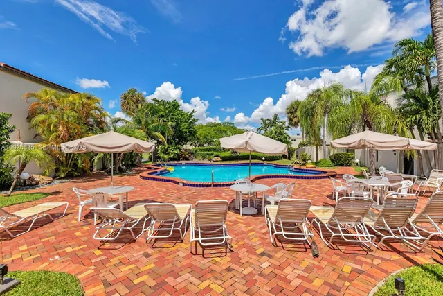 $3,300 | 4710 Southwest 67th Avenue, Unit H3, Miami, FL 33155