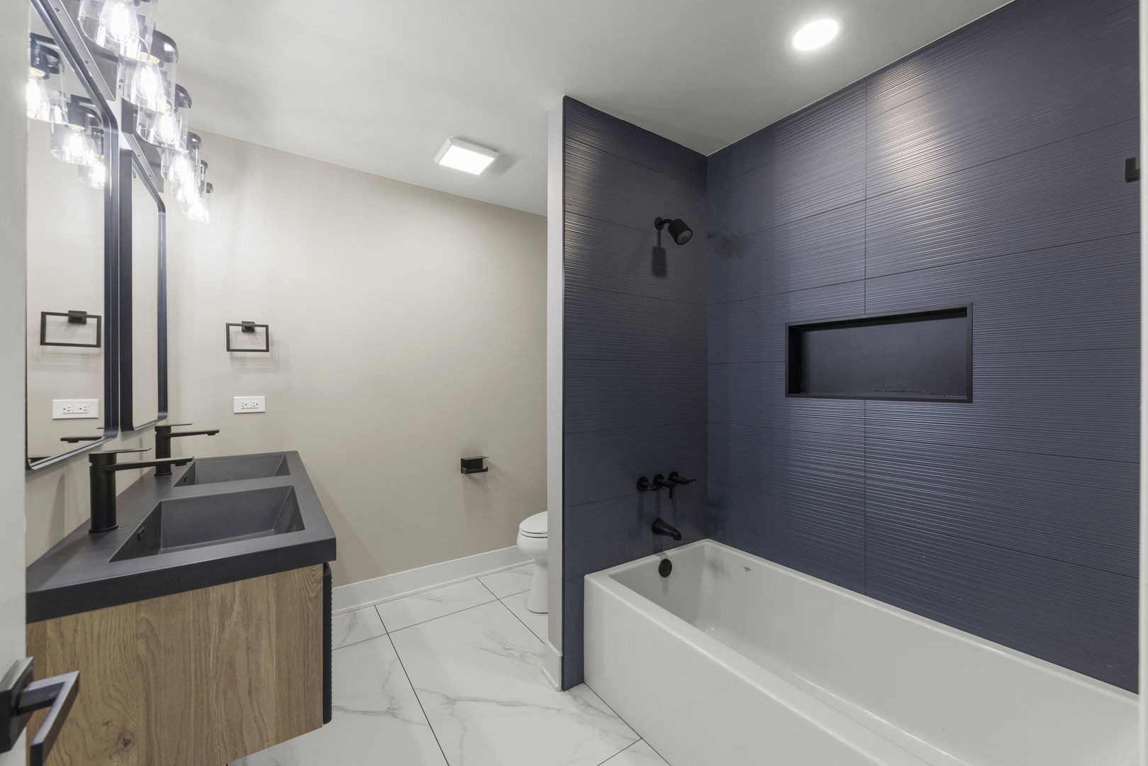 625 Edward Road Naperville, IL 60540 - Photo 34 of 47 a bathroom with a tub a sink and mirror